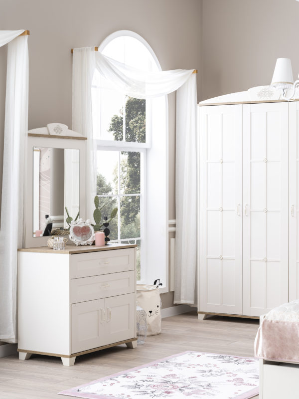 Pink freesie kids room