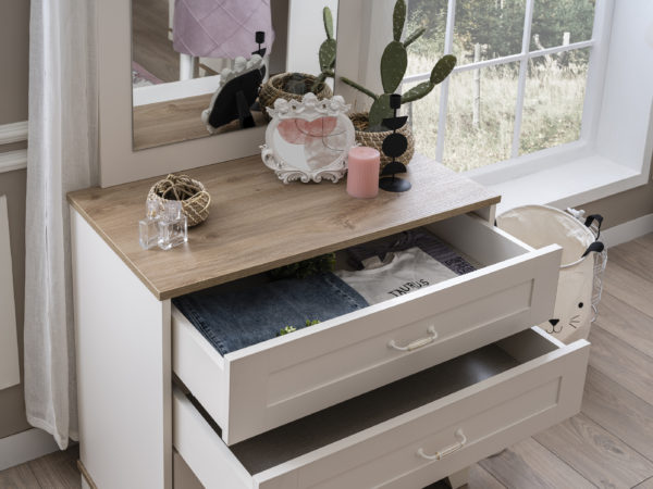 Pink freesie kids room