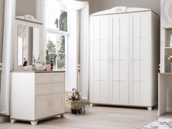 Pink freesie kids room