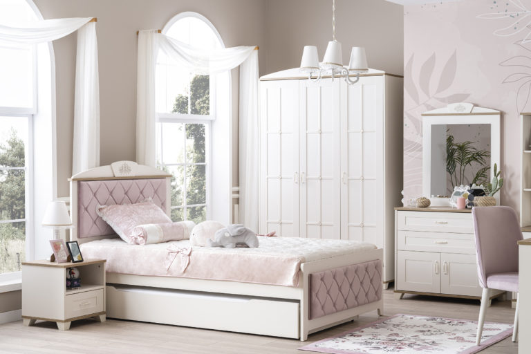 Pink freesie kids room