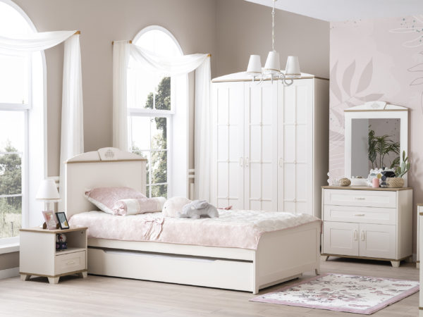 Pink freesie kids room