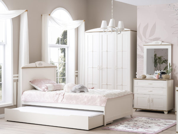 Pink freesie kids room