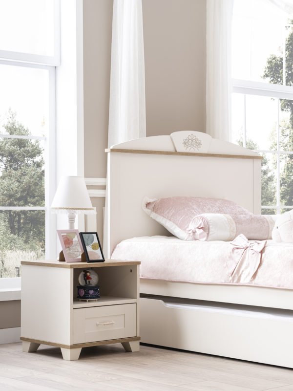 Pink freesie kids room