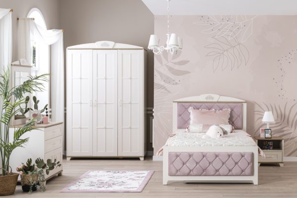 Pink freesie kids room