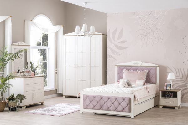 Pink freesie kids room